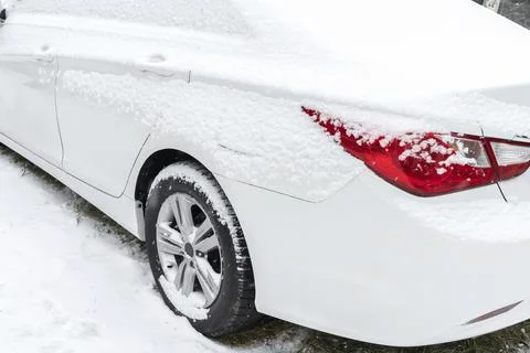 Fresh Snow layer on windscreen, windshield, window of car in driveway parki.. Stock-Fotos