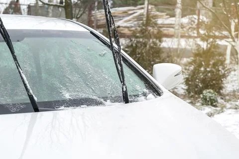 Fresh Snow layer on windscreen, windshield, window of car in driveway parki.. Foto stock