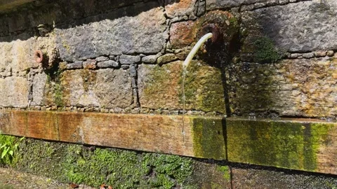 A fresh source. Fresh and delicious spring water in the middle of the Atlan.. Vidéo 236655975