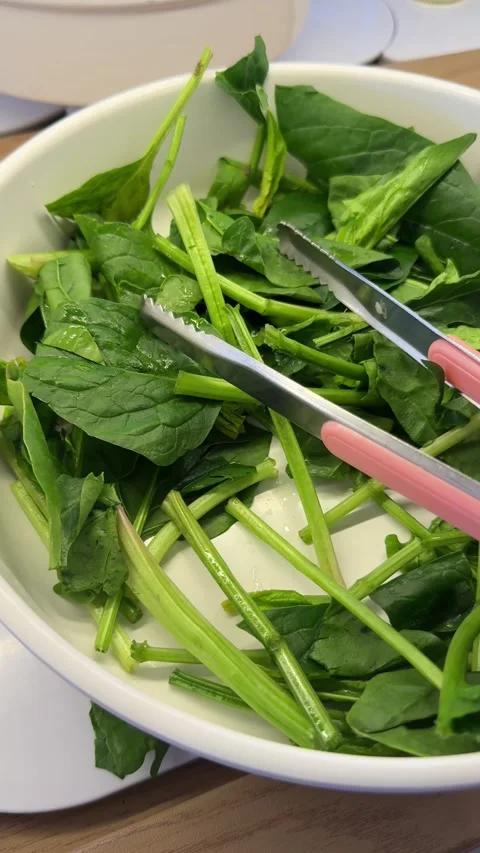 Fresh Spinach Leaves at an Asian Buffet 库存影片 345397715