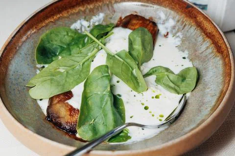 Fresh spinach leaves float on the sauce Foto stock