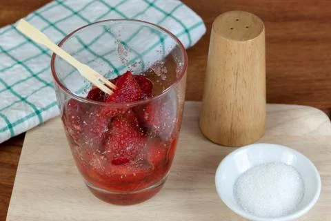 Fresh split strawberries mixed Foto stock