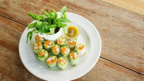 Fresh spring rolls with assorted vegetables with spicy sauce. Foto stock
