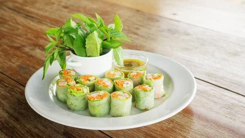 Fresh spring rolls with assorted vegetables with spicy sauce. Foto stock