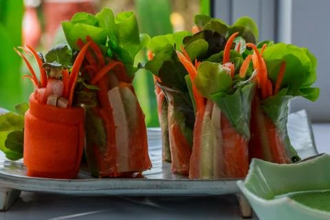 Fresh spring rolls with fresh vegetable served with  salad cream dipping sauc Foto stock