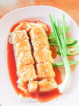 Fresh spring rolls with sweet sauce Foto stock
