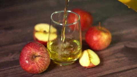 Fresh squeezed apple juice in transparent glass with apples. Vídeos de archivo 319685834