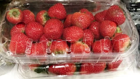 Fresh Strawberries Packaged in Clear Plastic Container Vídeos de archivo 301424526