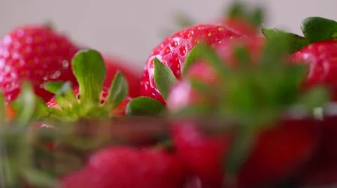 Fresh strawberries rotating with sunlight. Vídeos de archivo 61799617
