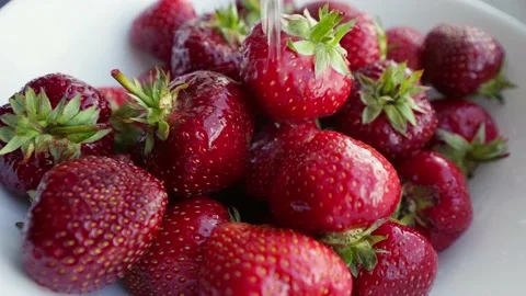 Fresh strawberries washed under running water Vidéo 201214475