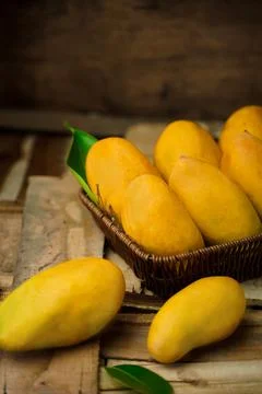 Fresh summer fruit Mango Fotos Stock