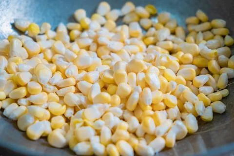 Fresh Sweet Corn Grains separating from the corncob . Stock-Fotos