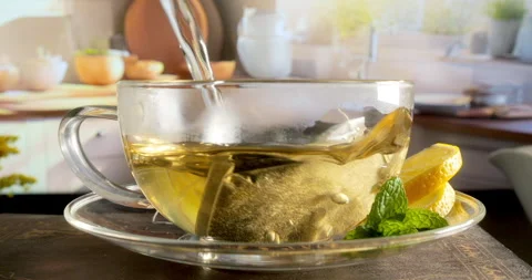 Fresh tea bag steeping Timelapse in a clear cup Vidéo 262950767