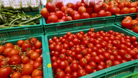 Fresh tomatoes and cucumbers displayed at the supermarket Видео 334153576