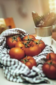 Fresh Tomatoes in the Kitchen Foto stock