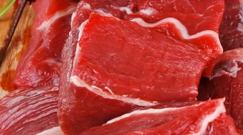Fresh uncooked beef meat slices over wooden cutting board Vídeos de archivo 52918228