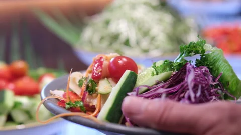 Fresh Vegetable Platter with Sliced Tomatoes, Cucumbers, Carrots, and Bell Vídeo Stock 310160542