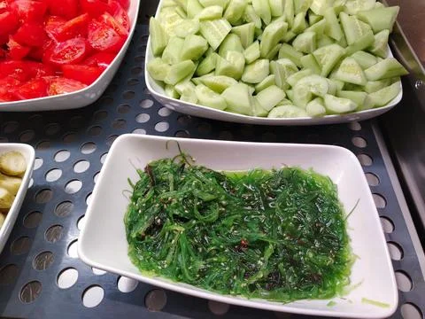 Fresh vegetable salad featuring sliced cucumbers, diced tomatoes, and a ser.. Foto stock