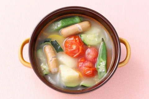 Fresh vegetable soup in a dish on table Foto stock