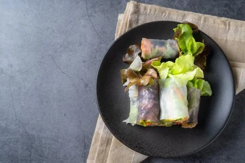 Fresh vegetable spring roll, clean food, salad for weight loss, on dark backg Foto stock