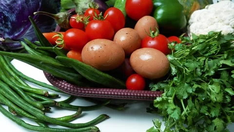 Fresh Vegetables and Eggs in a Basket, A vibrant assortment of fresh vegeta.. 库存影片 305038796