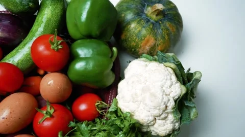 Fresh Vegetables and Eggs in a Basket, A vibrant assortment of fresh vegeta.. 库存影片 305039215