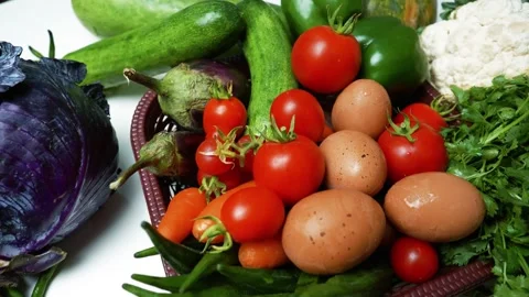 Fresh Vegetables and Eggs in a Basket, A vibrant assortment of fresh vegeta.. 動画素材 305039317