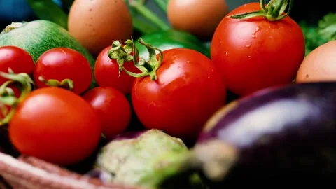 Fresh Vegetables and Eggs in a Basket, A vibrant assortment of fresh vegeta.. Vídeo Stock 305053354