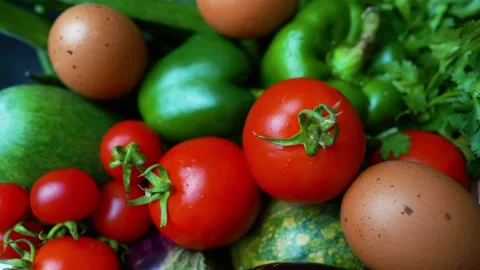 Fresh Vegetables and Eggs in a Basket, A vibrant assortment of fresh vegeta.. 動画素材 305053410