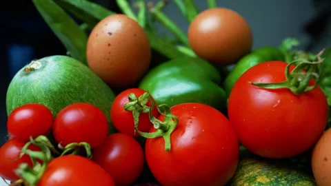 Fresh Vegetables and Eggs in a Basket, A vibrant assortment of fresh vegeta.. Vidéo 305053423