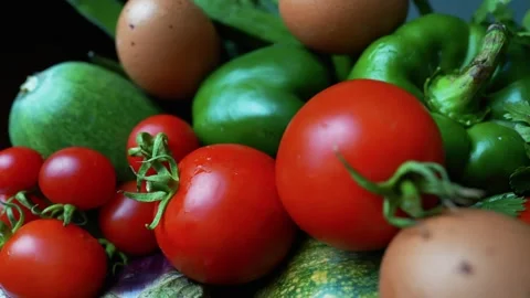 Fresh Vegetables and Eggs in a Basket, A vibrant assortment of fresh vegeta.. Vídeo Stock 305053441