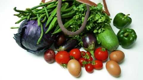 Fresh Vegetables and Eggs in Cloth Bag, A variety of fresh vegetables and e.. 库存影片 305045487