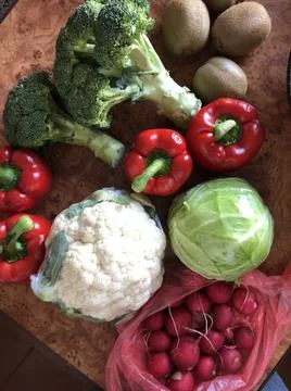 Fresh vegetables appear on kitchen table Stockfoto's
