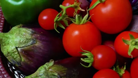 Fresh Vegetables in a Basket, A basket filled with fresh vegetables includi.. Vídeos de archivo 305029893