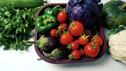 Fresh Vegetables in a Basket, A close-up of fresh vegetables including toma.. Stockbeeldmateriaal 305029518