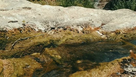 Fresh water flowing between mountains 库存影片 131618471