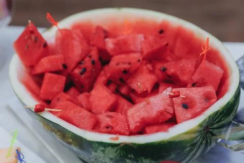 Fresh watermelon chunks fill a half-used rind bowl Foto stock