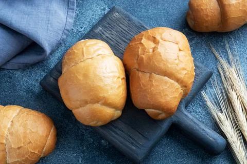 Fresh wheat bread rolls. Rolls for a hot dog or hamburger. Dark background .. Foto stock