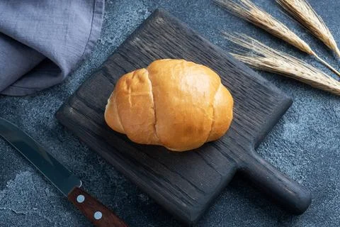 Fresh wheat bread rolls. Rolls for a hot dog or hamburger. Dark background .. Fotos Stock