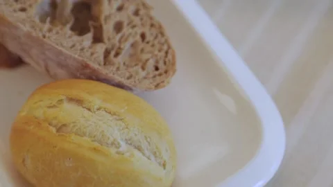 Fresh white and black bread on a plate. 库存影片 138357086