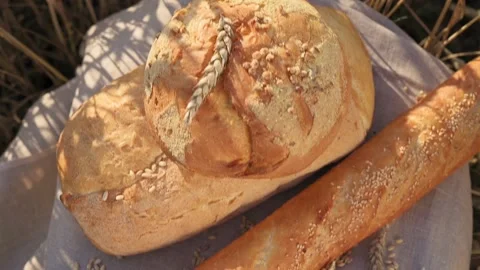 Fresh white bread on linen cloth with grains, ears of wheat in golden wheat Stockbeeldmateriaal 201031406