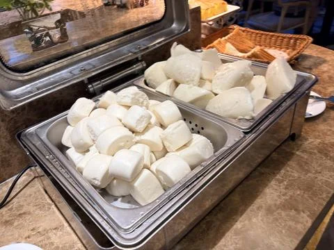 Fresh White Cheese Blocks in Buffet Display Stock-Fotos