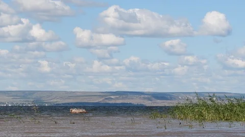 A fresh wind drives the wave along the wide river. 動画素材 110936370