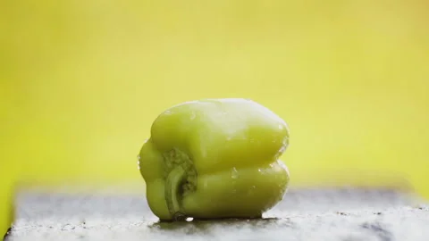 Fresh yellow pepper under running water. Stock-Footage 114443044