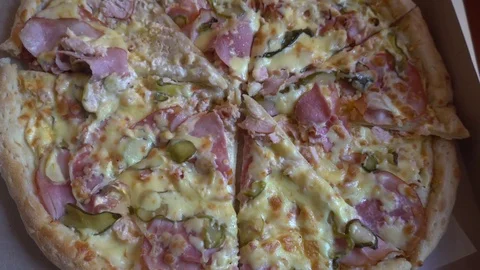Fresh,delicious pizza ,shooting at close range Vidéo 76213746
