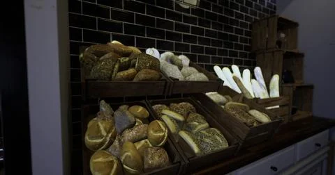 Freshly baked artisan bread displayed in rustic wooden baskets Stockillustratie