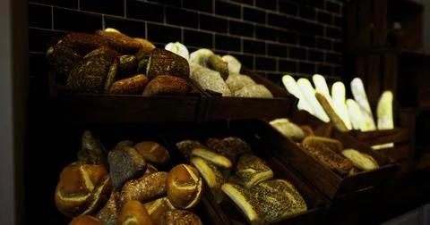 Freshly baked artisan bread displayed in a cozy bakery at dusk Stockillustratie