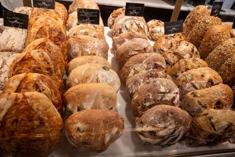 Freshly baked bread buns with crispy golden crust from sourdough, authentic.. Foto stock