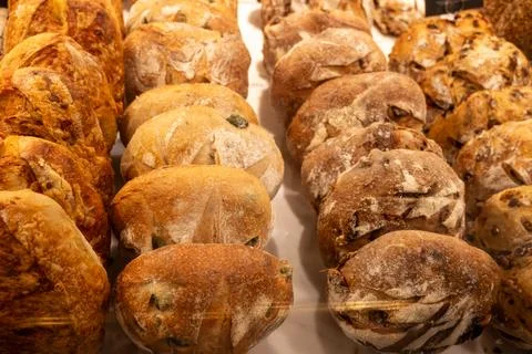 Freshly baked bread buns with crispy golden crust from sourdough, authentic.. Stockfoto's