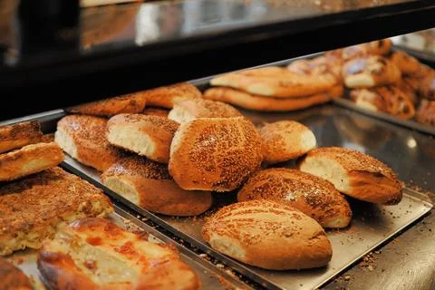 Freshly baked bread displayed in a local bakery 库存照片